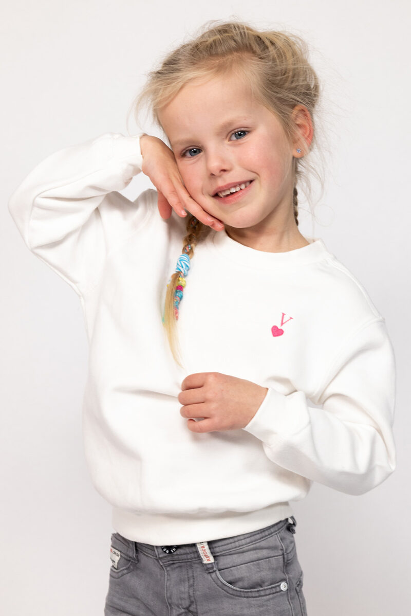 Personalisierter Pullover mit Buchstabe und Herz für Kinder