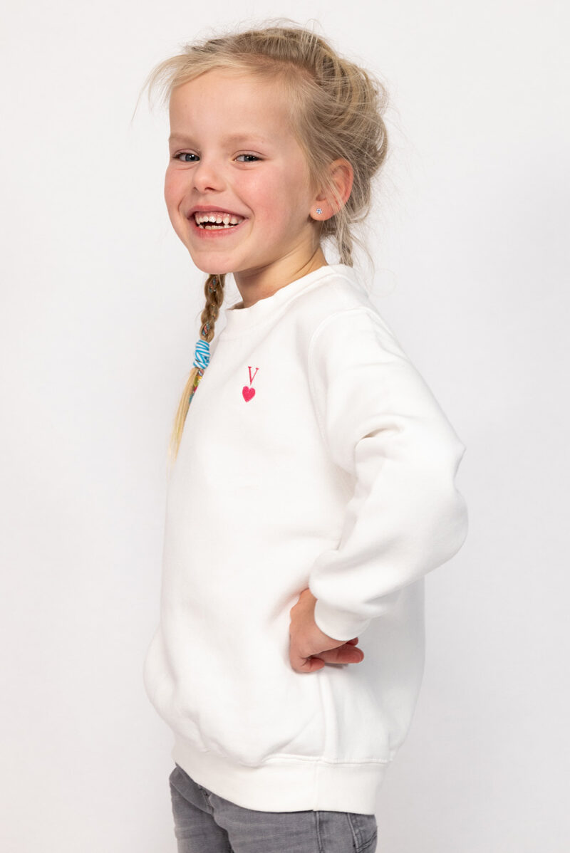 Personalisierter Pullover mit Buchstabe und Herz für Kinder